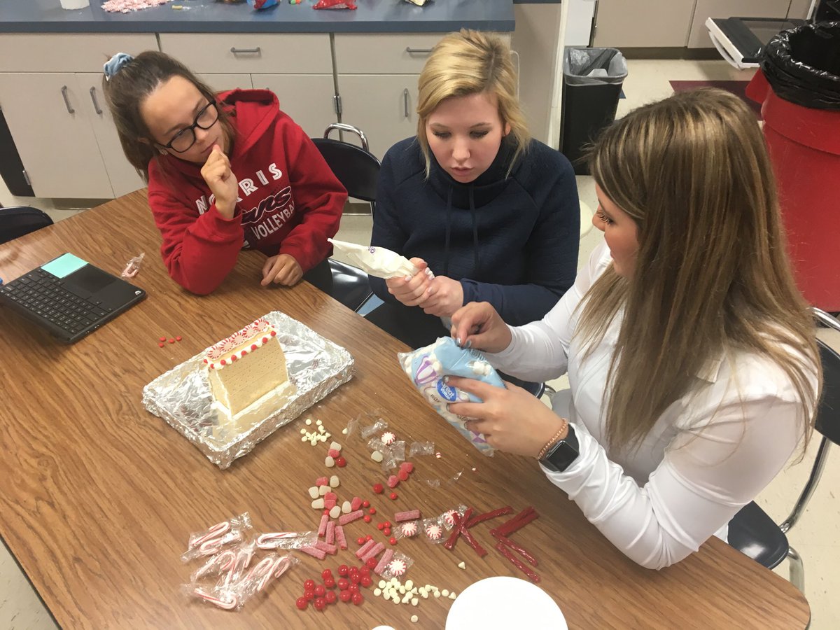 JEHansmeyer's tweet image. #norristitans in Housing Design using all the #elementsofdesign in their final project. Fun way to put curriculum we learned to a festive and fun use! #FCSiswhereitsat #teamworkmakesthedreamwork ⁦@norris160⁩