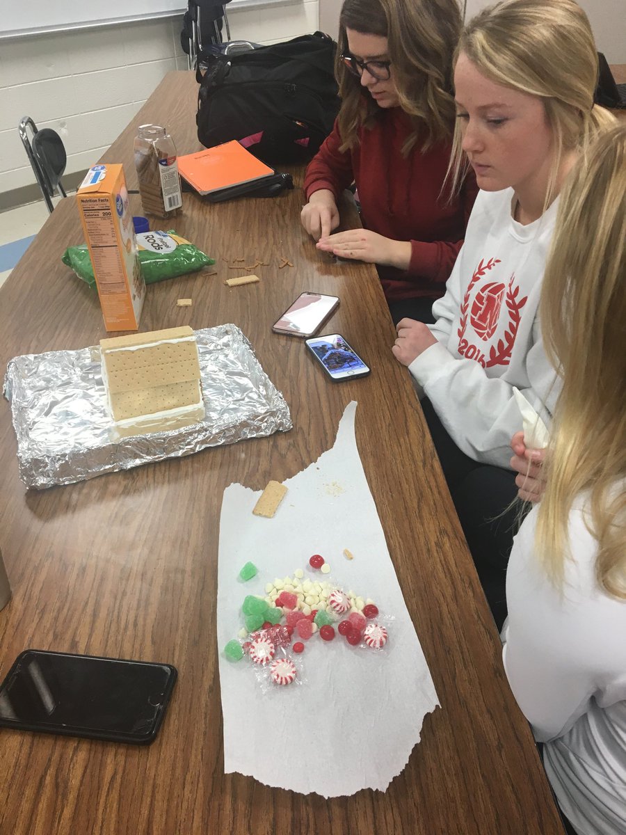 JEHansmeyer's tweet image. #norristitans in Housing Design using all the #elementsofdesign in their final project. Fun way to put curriculum we learned to a festive and fun use! #FCSiswhereitsat #teamworkmakesthedreamwork ⁦@norris160⁩