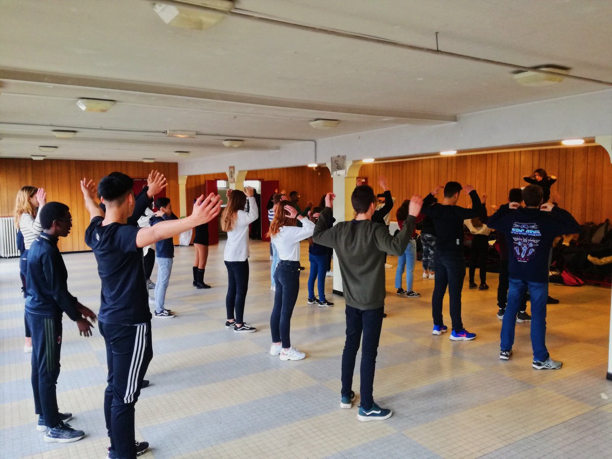 PMOrchest's tweet photo. #ODMB 🕺 Hier, deux classes de 2nd du Lycée Georges Clemenceau de Villemomble ont travaillé avec la chorégraphe Valérie Glo sur le thème de la ville en corrélation avec le projet de l'année 👉🏻 https://t.co/RdxUJNGtNC
« C’est un travail fabuleux que de pouvoir s’exprimer... » https://t.co/Hngv9ibKn2