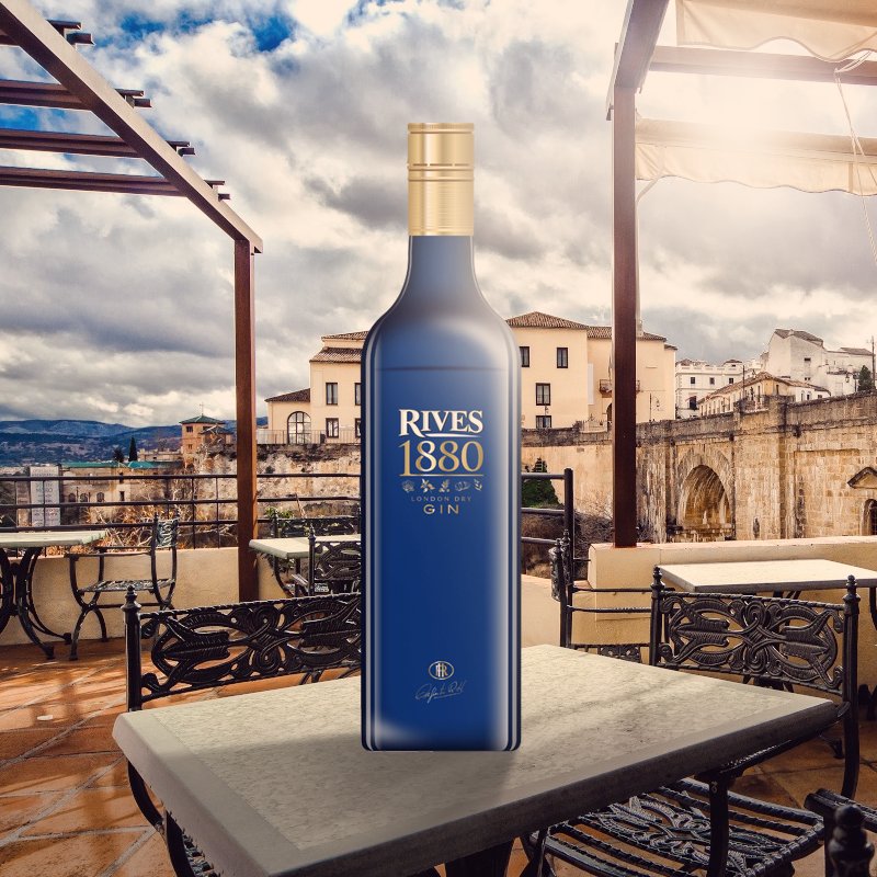 La GIN 1880 brinda en boca un sabor suave, ligero y seco conseguido a través del tradicional método London Dry Gin #EternamenteRives