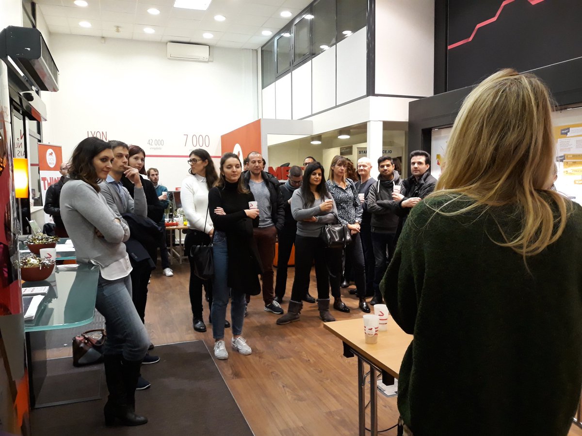 FrenchTechOneLS's tweet photo. Dernière étape 2018 du roadshow @H7lyon !
C'est aussi le bon moment pour partager avec la communauté une part de bûche et un chocolat chaud avant les fêtes de fin d'année ☕🍰
N'oubliez pas, vous avez jusqu'au 31 pour postuler à la #Fleet1 ➡️ https://t.co/AJ5XoDrcAf
👋 https://t.co/h7nSw94TeO