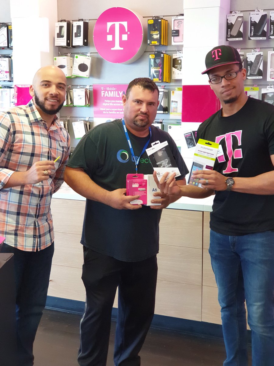 CoachJBrazil's tweet photo. Switching folks from the old to the new! Shoutout to RSM Edwin Muniz on his exceptional customer service with the Galaxy A6! Get hooked up with the all new A6 for $144 off! Enjoy your new Galaxy device. #TopSalesDays #FSMHolidayFunSales #SPENSelfie @theSamsungSide @Krivs14 https://t.co/Aj1clBDlSA