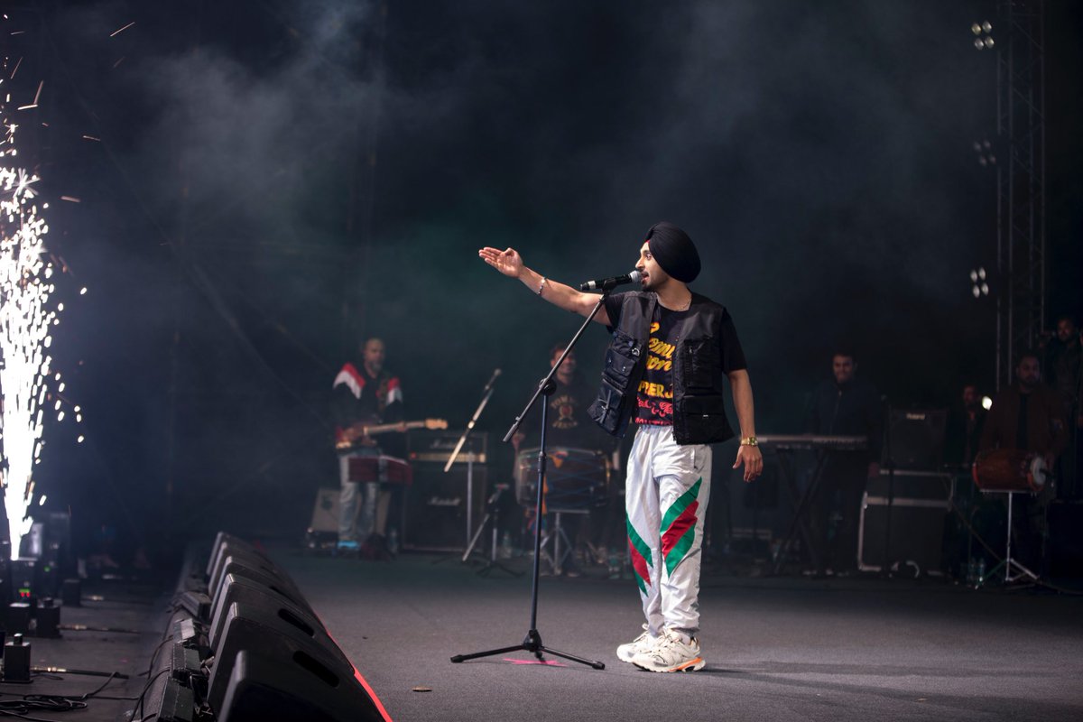 MansiKapoor07's tweet photo. I don't know , whether I'll be able to do so or not 
But , dilli tamanna aa meri , apne vyah te bs @diljitdosanjh ji nu bulauna 😍 
Hor bhavein kujj na kara , designer lehenga v ni chahida , bs #Dosanjhanwala aa jave
Rabb ess kabil bnade 😍🙏
#yourFanForLife @FamousStudiosUK https://t.co/fwbTr2Mcg1