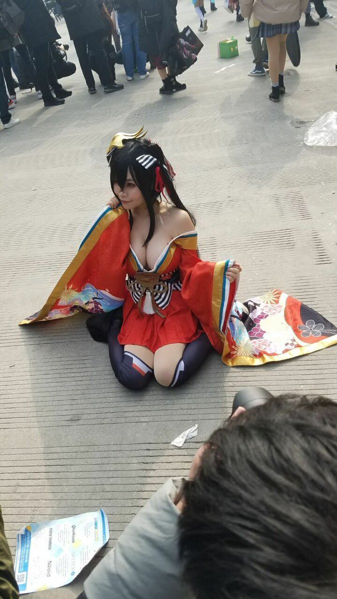SZ5233's tweet photo. 现在的漫展都这么玩吗，胸罩都不穿，往下拉一下两个大奶子都直接让人看，好像从上往下看风景很美好啊，不知道能不能看到奶头。好像在他面前掏出肉棒向他奶子上射精啊。小哥哥们向奶子射精只要十元哦就可以射在她的奶子上了 https://t.co/L0cpAjdvhE