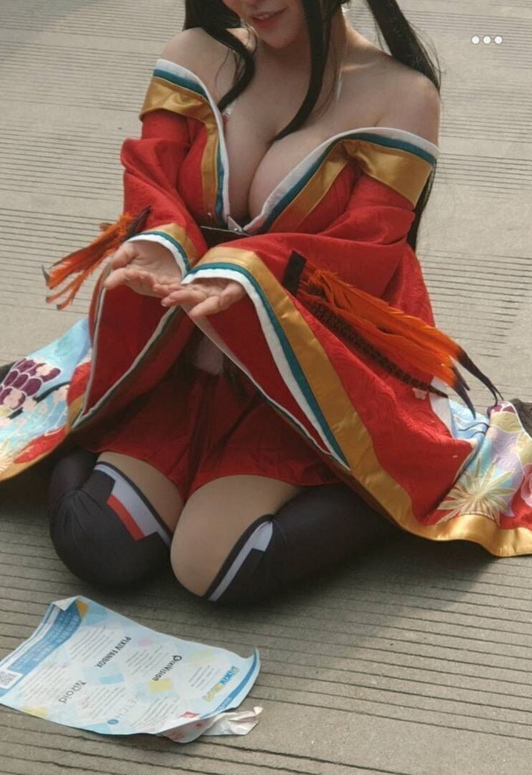 SZ5233's tweet photo. 现在的漫展都这么玩吗，胸罩都不穿，往下拉一下两个大奶子都直接让人看，好像从上往下看风景很美好啊，不知道能不能看到奶头。好像在他面前掏出肉棒向他奶子上射精啊。小哥哥们向奶子射精只要十元哦就可以射在她的奶子上了 https://t.co/L0cpAjdvhE