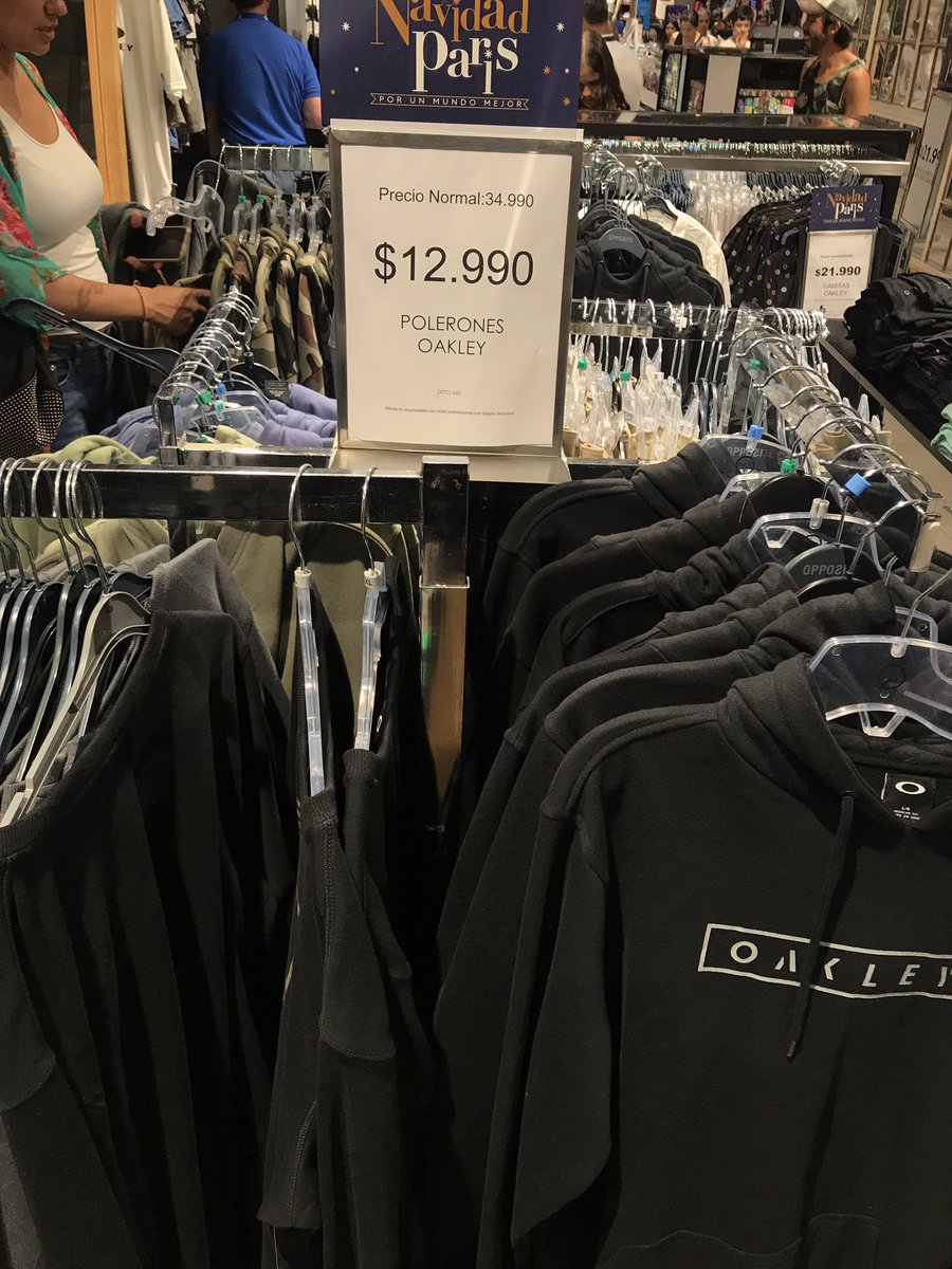 O Xrhsths Quedateencasa Sto Twitter Polerones Oakley Con Capucha Bien Bonitos A 13 Luquitas En Paris Casi A Mitad De Precio
