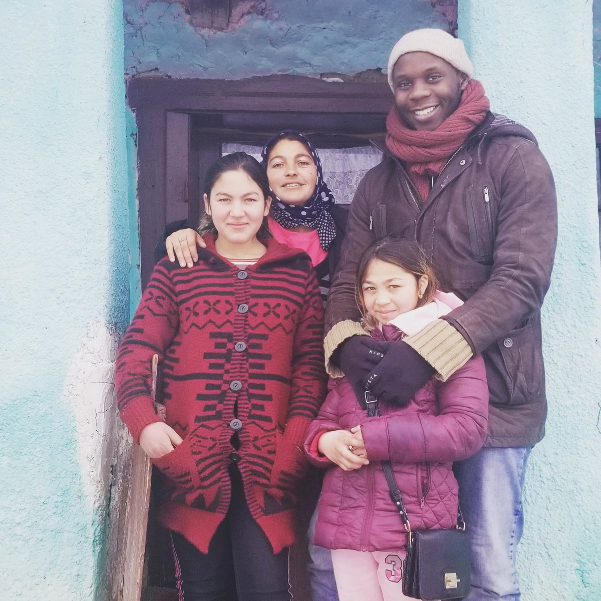 MoussaIbnYacoub's tweet photo. J'ai quitté Paris pour reloger cette famille qui vivait en bas de chez moi.  Le periple et les négociations furent longues, mais ils vont bel et bien habiter dans leur nouvelle maison en Roumaine 🇷🇴

Fini les rues de Paris 👊🏽❤👊🏽

#DeLaRueAlaVie https://t.co/KvWGxqJs17