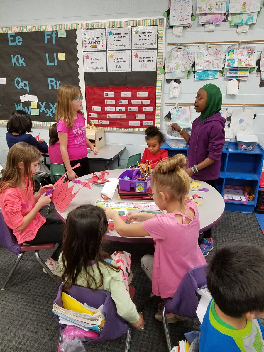 TEloomisclass's tweet photo. Making a poineseta with our Kindergarten buddies! #tecubs #turner202strong #kbuddies #poineseta https://t.co/3PoTv4nHnd