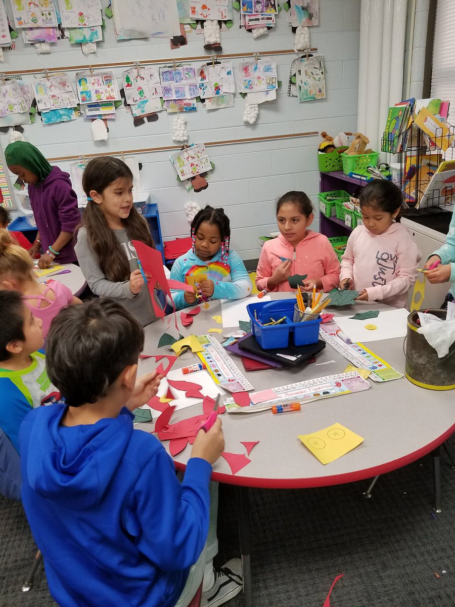 TEloomisclass's tweet photo. Making a poineseta with our Kindergarten buddies! #tecubs #turner202strong #kbuddies #poineseta https://t.co/3PoTv4nHnd