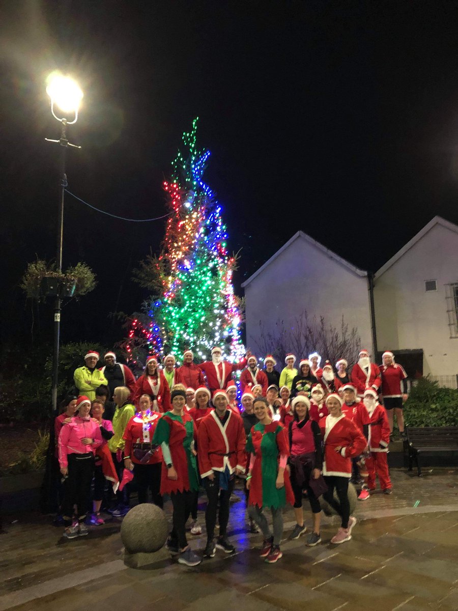 ClareB1806's tweet photo. Fab to see @DragonsRunning doing their annual run to the Christmas Tree in Aberdare last night! 🎅🎅🎅🎅 https://t.co/sEx6odvPgW