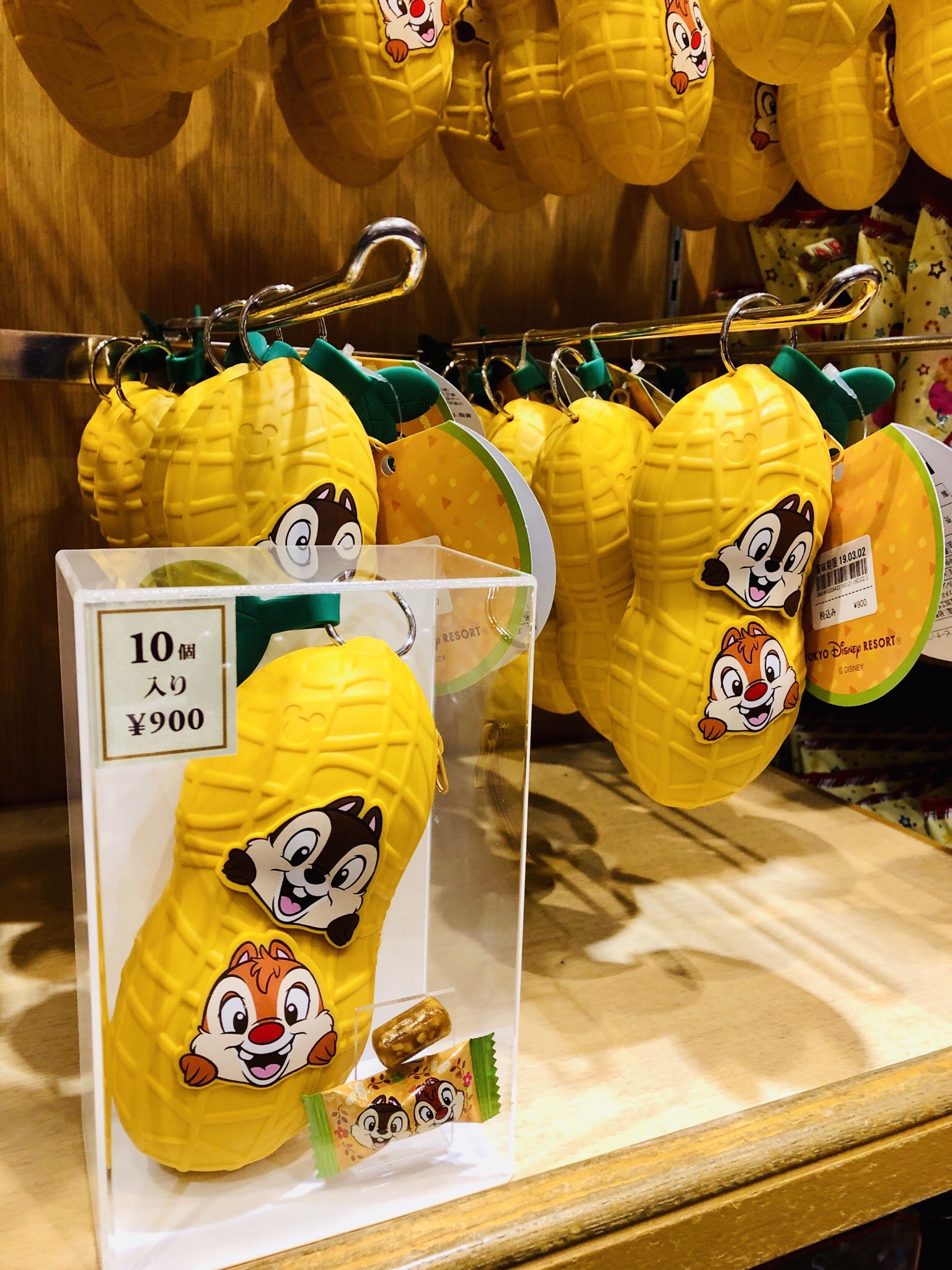 ハワイアンディズニー フード ディズニーリゾート 可愛いチップとデールデザインピーナッツ型のシリコンケース付き キャンディ 販売中です お値段 900円 購入代行をご希望の方はお気軽にお問い合わせください ディズニーお菓子 ディズニー