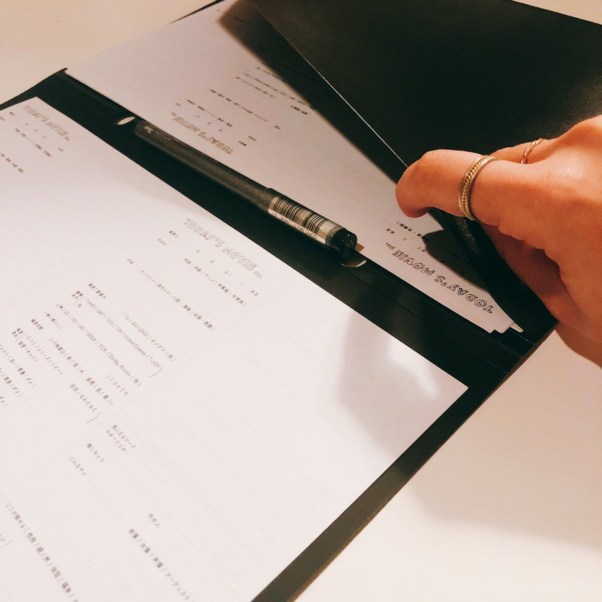 エンタメ大好き妖怪 そもそもノートを製本するのが面倒な人には 今私が映画メモに使ってる最強文房具も共有しときます コピー用紙を持ち運んで手軽にアイデアスケッチするため開発されたツール Hinge T Co Jcsbajaihf ファイルとバインダーの