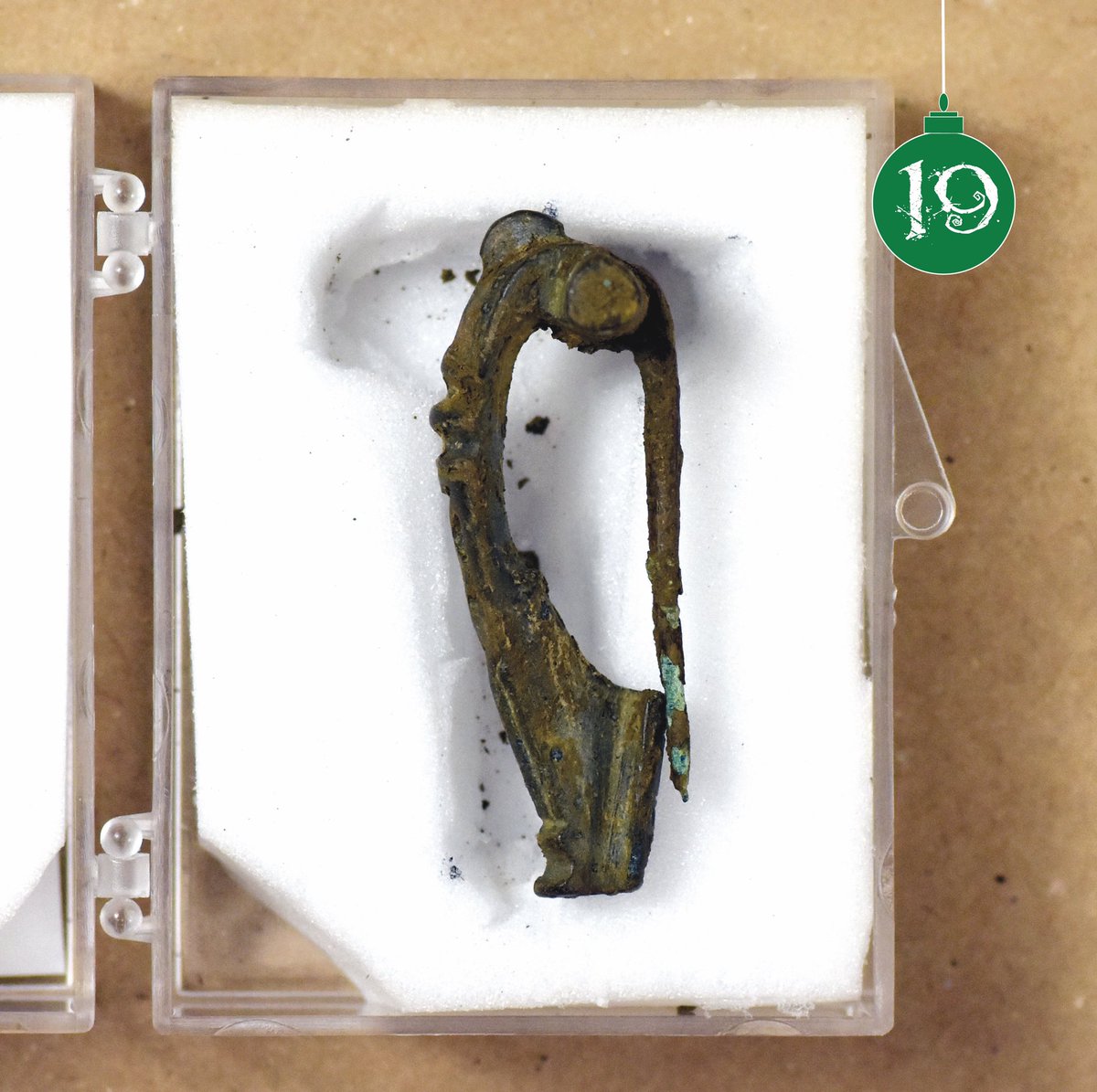 CotswoldArch's tweet photo. #ArchiveCalendar Box 19 contains an exquisite #Roman T-shaped brooch, from South #Gloucestershire. It's just one of 27 brooches we found on the site (yes, 27!). What appears to be decoration is actually the framework into which coloured enamel would have been set.
#Archaeology https://t.co/lNwK7fPtLc