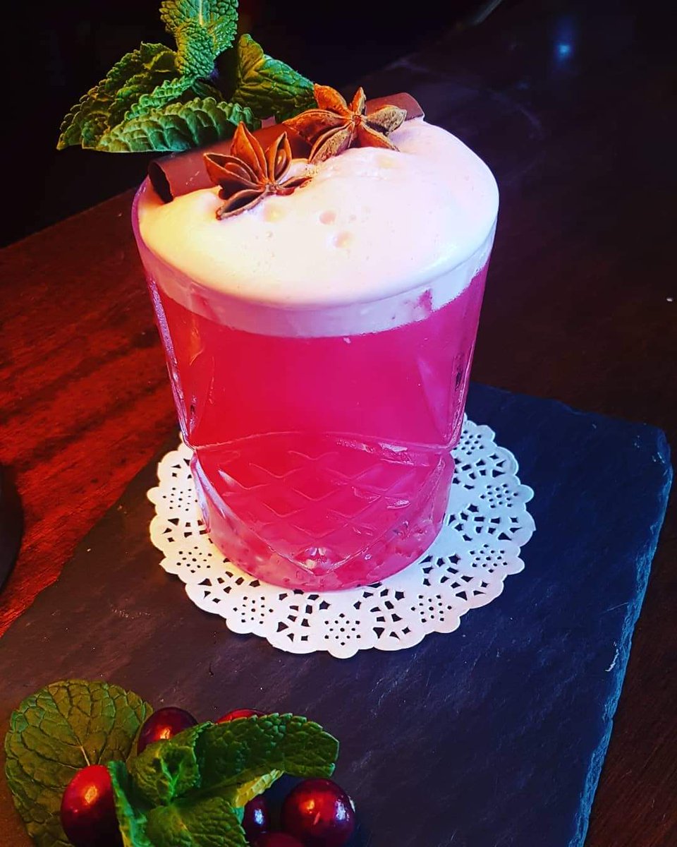 GUNPOWDER CHRISTMAS CRACKER...Our bar manager Kevin's latest creation...
Gunpowder Gin,Cranberry Syrup,Egg White,Mint &amp; Chocolate Cigar, #christmas #cocktail <a href="/SHEDDISTILLERY/">Patrick J Rigney</a> <a href="/BayviewKilkee/">Bay View Hotel Kilkee</a>