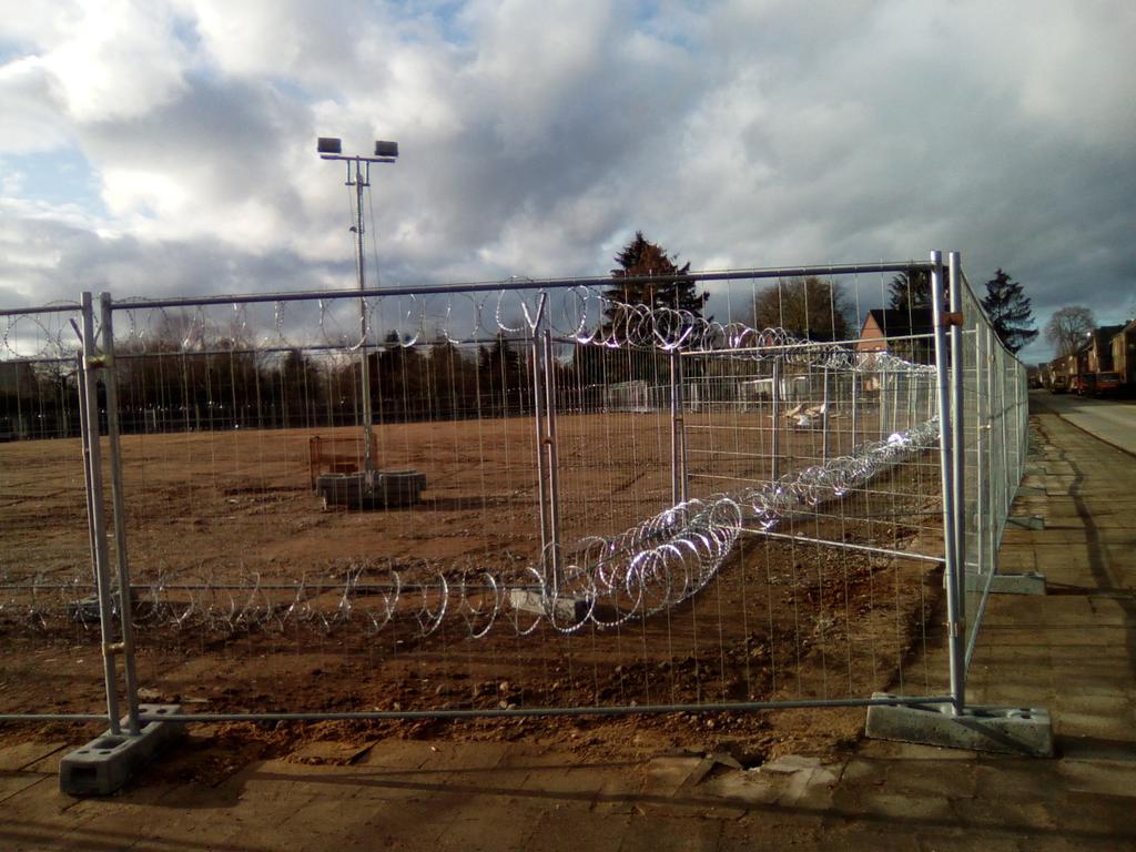 Das ist neu:
Wenn #RWE alle vernichtet hat, und dem Erdboden platt gemacht hat,
Wird alles mit Stacheldraht-Rollen oben und unten am Zaun umwickelt.
Glitzerte schön in der Mittagssonne!
Was soll das?
#MahnheimBleibtMahnmal
#alleDörferBleiben