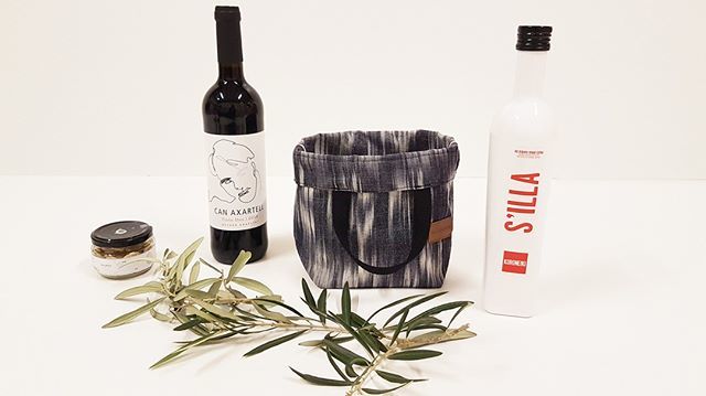 TeixitsVicens's tweet photo. En #TeixitsVicens tienes el perfecto regalo para estas fiestas con lo mejor de la Isla: Aceite virgen extra Solivellas, Vino ecológico de Ca'n Aixartell y almendras de Mallorca https://t.co/kj2URa1DSm 
In #TeixitsVicens you have the perfect gift for these holidays with the best… https://t.co/9x41grI1BY