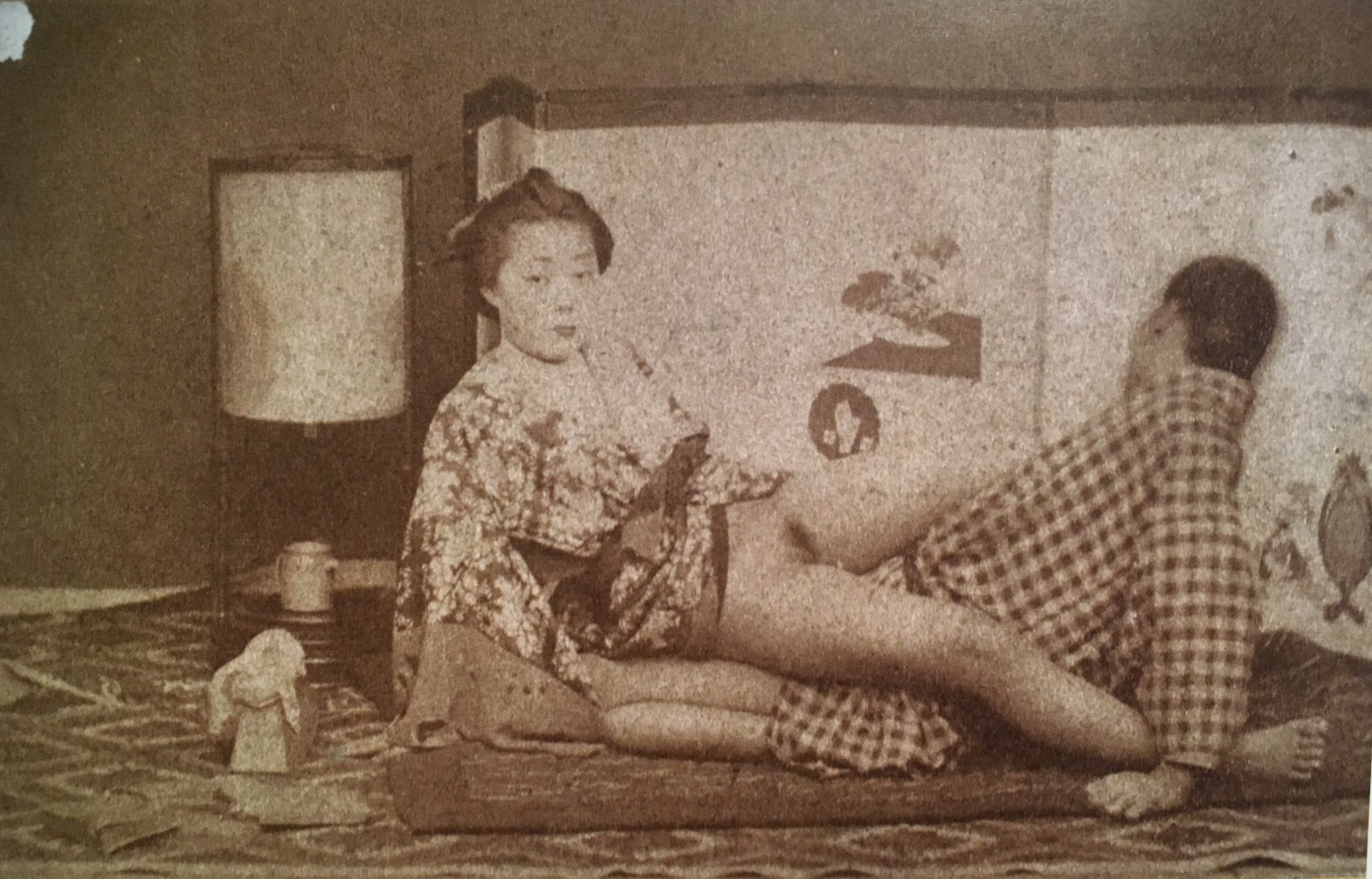 明治時代エロ写真 明治頃のポルノ写真はたいてい女性ひとりらしいがこれは珍しく男も写っている。しかし男は顔を隠している。これは見る者が感情移入しやすいようにだろうね。江戸の春画の雰囲気を残しつつ変化する日本のエロス。  https ...