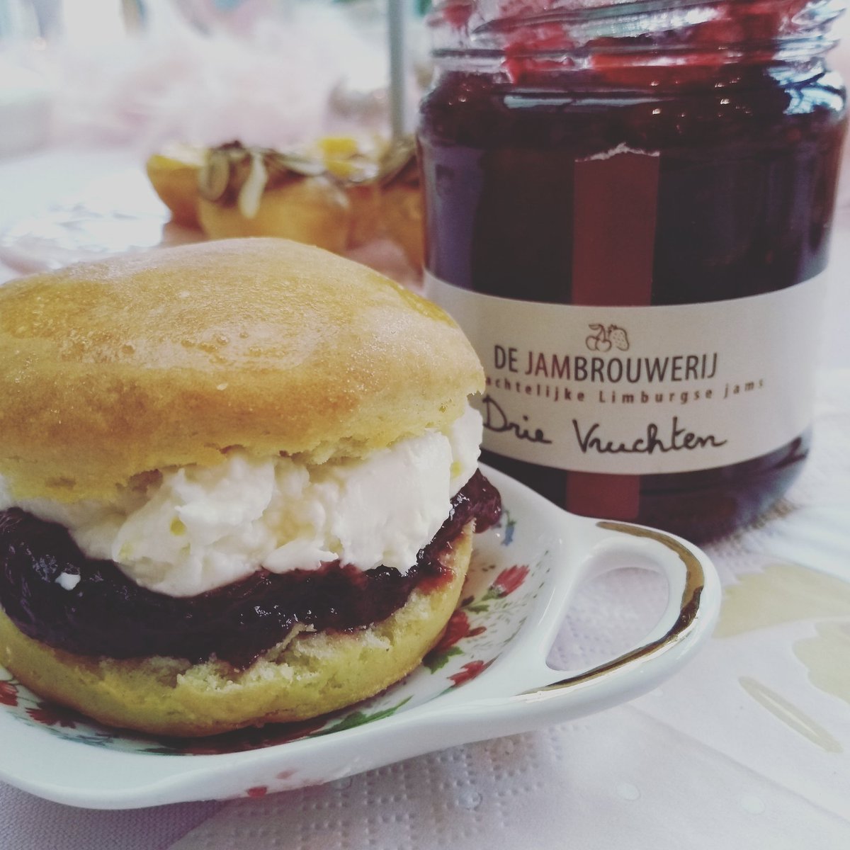 Onze drievruchten van aardbeien, frambozen en bramen is heerlijk op zelfgemaakte scones. Te koop in onze winkel natuurlijk!