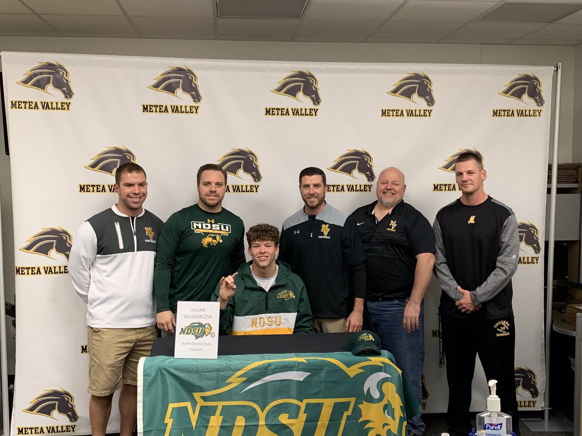 Metea Football (@mvfootballfam) on Twitter photo More from <a href="/julianmw23/">JULIAN WLODARCZYK</a> signing today More from <a href="/julianmw23/">JULIAN WLODARCZYK</a> signing today