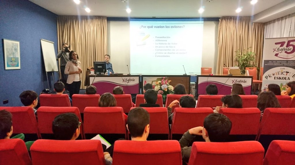 Innobasque's tweet image. ✈️Zergatik egiten dute hegan hegazkinek? Gaur oso formakuntza saio interesgarria izan dugu #Aernnova-ren eskutik. #INTOORBIT
---
✈️¿Por qué vuelan los aviones? Hoy nos lo han explicado desde #Aernnova, en una interesante jornada del programa formativo de la #FLLEuskadi.