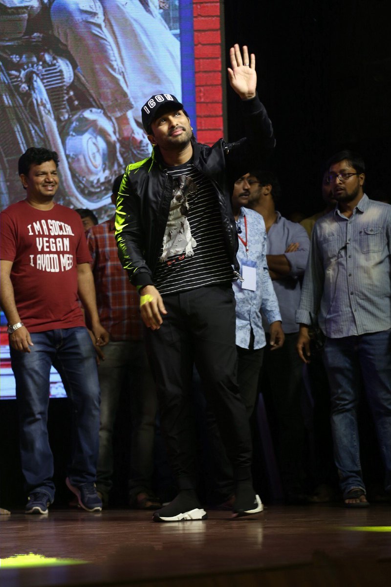 ParushuramSSAA's tweet photo. Some 👌👌 Clicks📷 of #StylishStar @alluarjun PreRelease Event #AlluArjunAtPPLMPreRelease
#AlluArjun
#PPLMPreReleaseEvent https://t.co/qStqgWD6cN