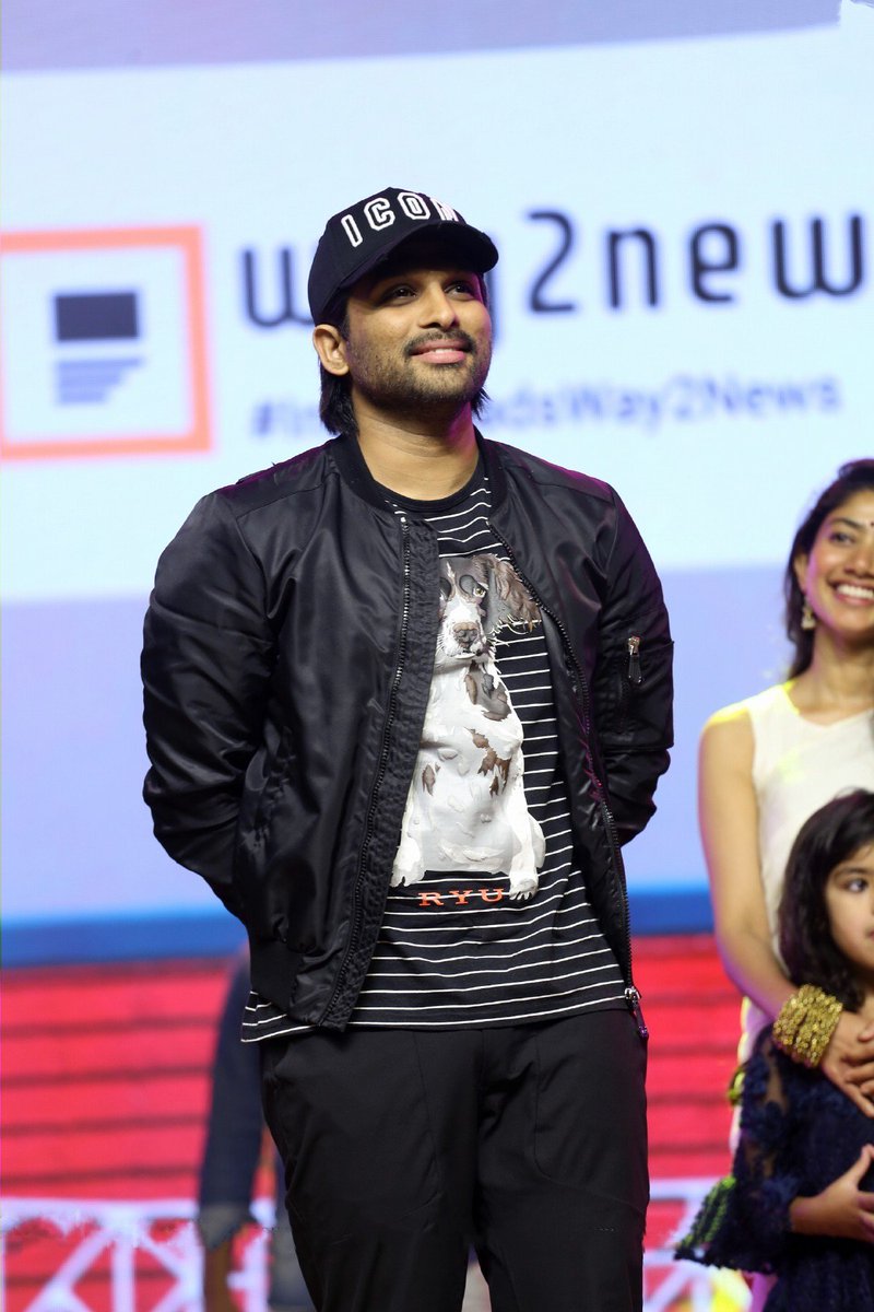 ParushuramSSAA's tweet photo. Some 👌👌 Clicks📷 of #StylishStar @alluarjun PreRelease Event #AlluArjunAtPPLMPreRelease
#AlluArjun
#PPLMPreReleaseEvent https://t.co/qStqgWD6cN
