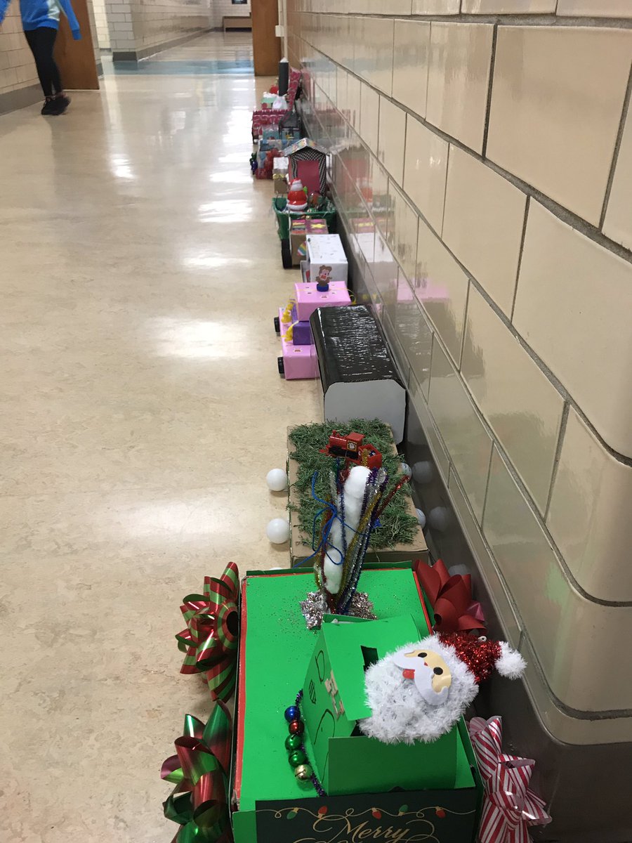 Forest_TCS's tweet photo. 2nd graders making their own Polar Express!!!:).  Nice work! https://t.co/bopBp0FapF
