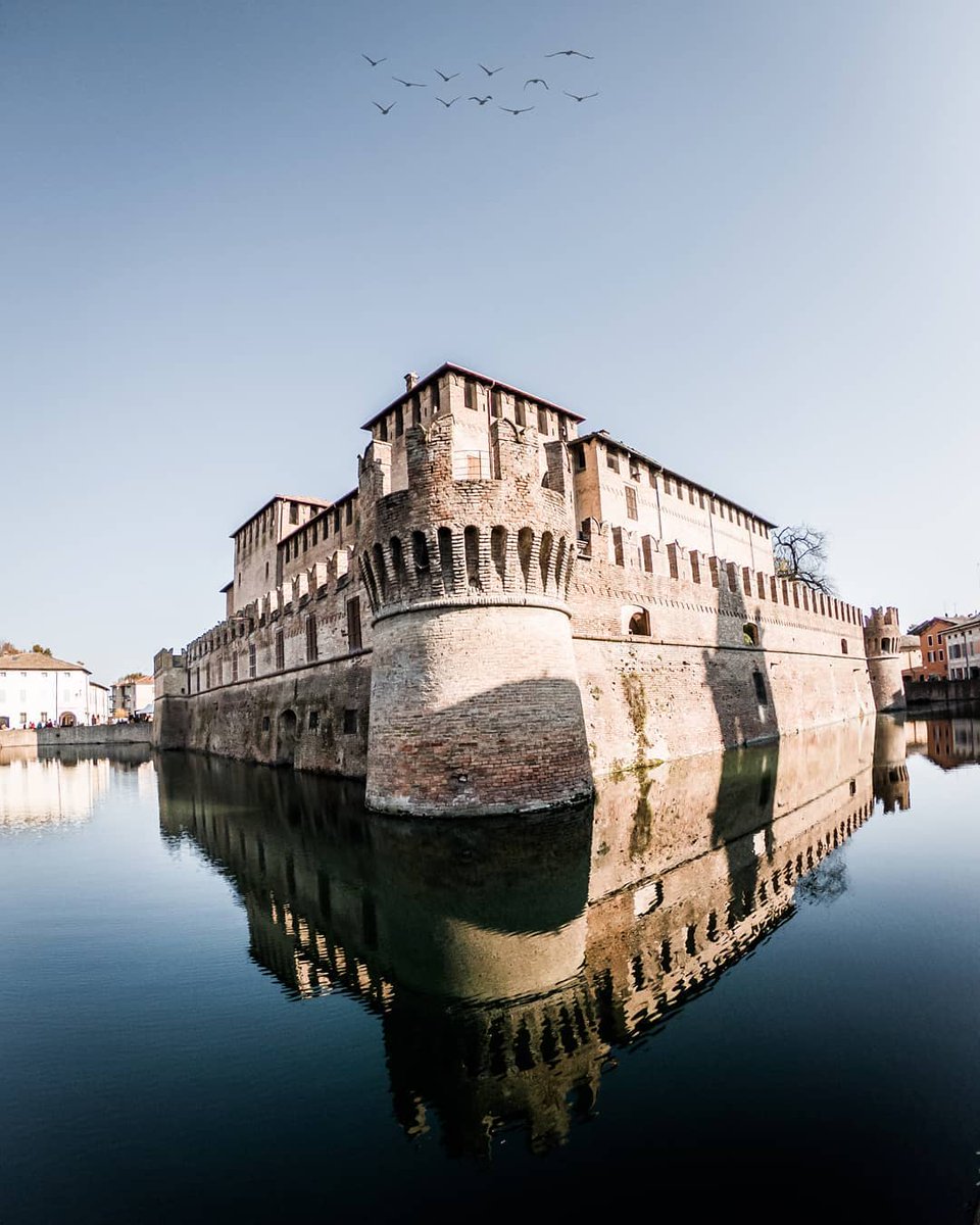 turismoER's tweet photo. Nei dintorni di Parma potrete trovare piccoli borghi e paesi assolutamente da non perdere: uno di questi é Fontanellato che ha nel suo centro storico l’unica antica Rocca medievale #InEmiliaRomagna circondata da un fossato.
Ph. FabioFimma #VisitParma https://t.co/xaMM71rQJ6