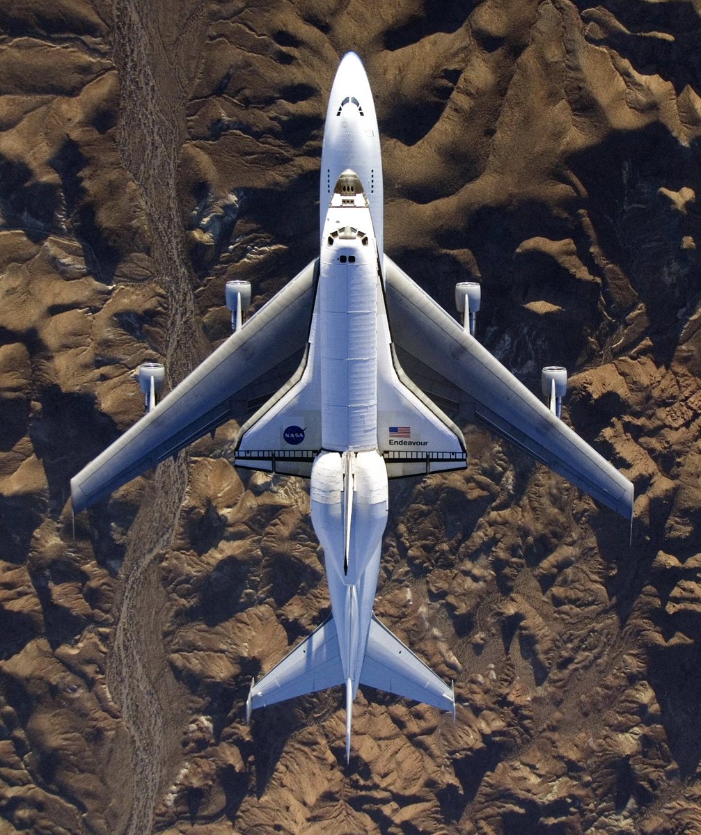 Tommylism's tweet photo. Feast your eyes on the Boeing 747 wing seep angle of 37.5 degrees, in this amazing shot taken by Carla Thomas in December 2008 from an inverted F/A -18B Hornet. https://t.co/2Tx3T63c3H
