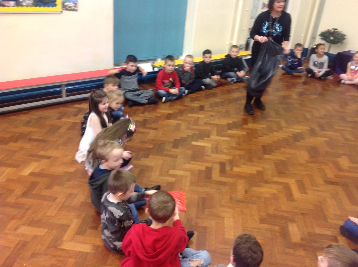 sjvblackpool's tweet photo. Pass the Parcel time! #Class1HA #Class1HU #Class2BH #Class2H https://t.co/Wq6POgCNge