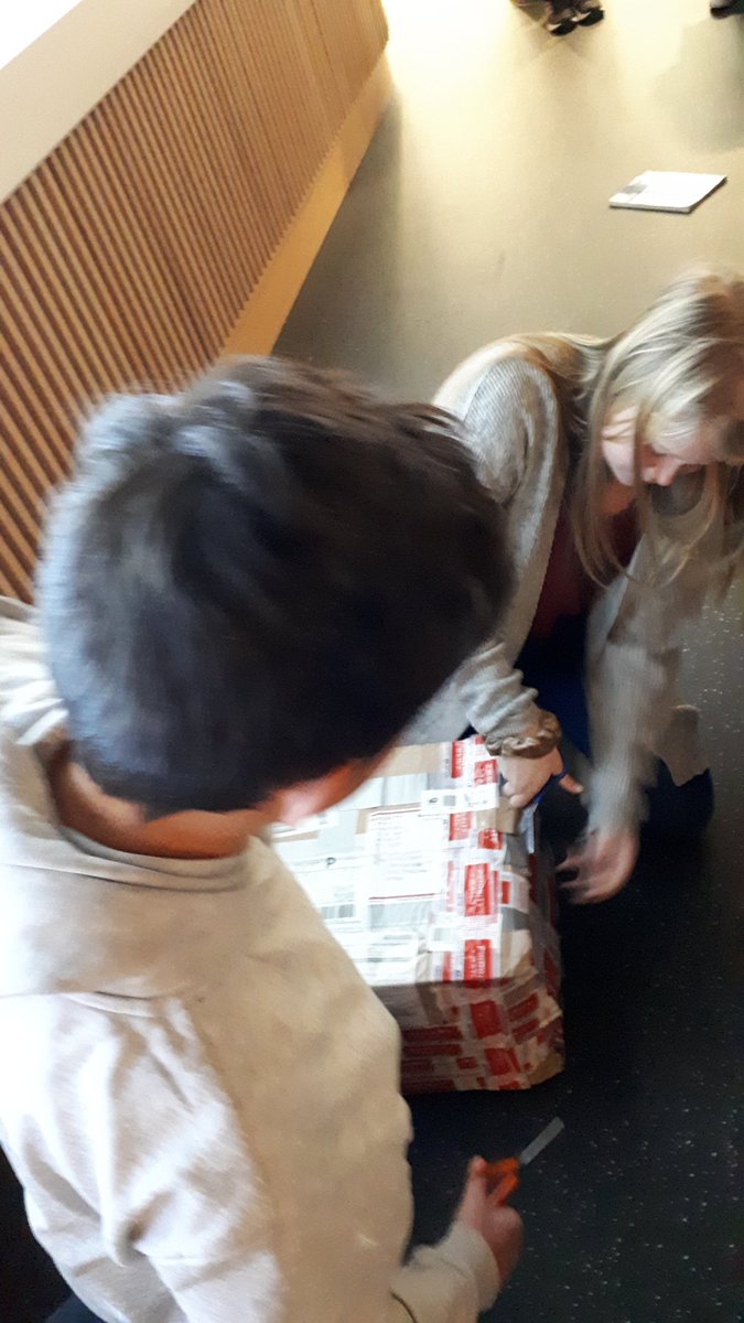 Exciting and exotic to get a package all the way from Hawaii. Thank you <a href="/amyyona/">Amy Yonashiro</a> and <a href="/Iolani_School/">‘Iolani School</a> !!
<a href="/SMART_Tech/">SMART Technologies</a> <a href="/InteractiveNo/">Interactive Norway</a> <a href="/KarolineSpilde/">Karoline S Monsen</a> @AwSkog