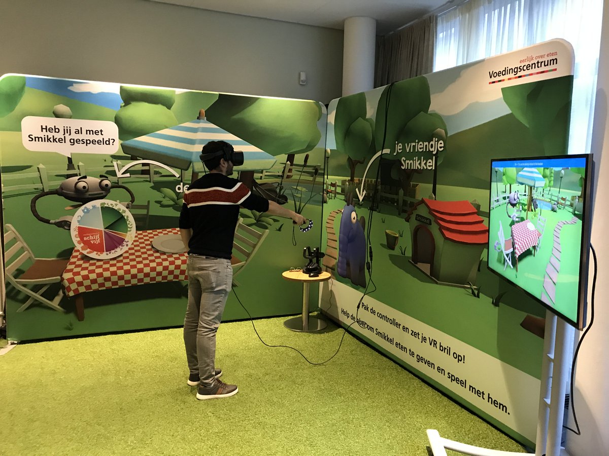 museumboerhaave's tweet photo. #Smikkel is onze nieuwe VR-game, waarin jij voor Smikkel gaat zorgen. Je geeft Smikkel een dag lang eten en drinken en ontdekt spelenderwijs wat gezond is en wat niet. Lukt het jou om Smikkel sterk en gezond te houden? Een activiteit ism @voedingscentrum https://t.co/IObd3Wiaqc https://t.co/TQki6osysR