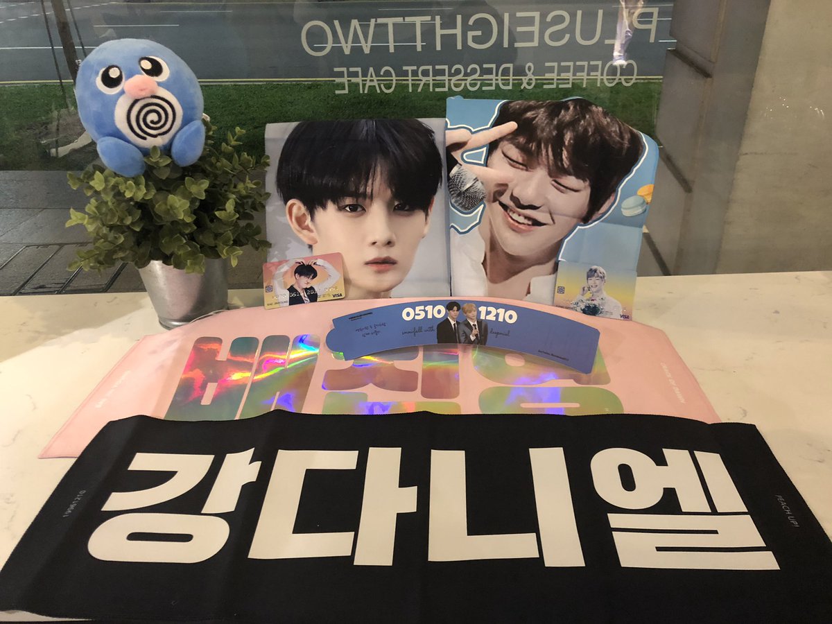 wannabaebaecon's tweet photo. Didn’t manage to make it on time and see the deco but at least the company was great hehe..we even decorated our table💗💗 😹😹@poubellez @vampirescoops 
Also thanks @baebypeachyd for organising this event 😝loved the cupsleeve and pvc card!! https://t.co/JGxsm23gKJ