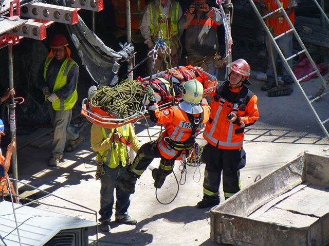 15feuerwehr's tweet photo. Imágen de rescate de hace un tiempo. Se trató de trabajador caído en construcción de edificio en el cual tuvo que intervenir personal GRIMP de la Compañía para extraerlo del lugar y ser trasladado a a un centro asistencial. #feuerwehr #bomberos #firefigh… https://t.co/yCDsJZiLq4 https://t.co/GXzdxSr2mN