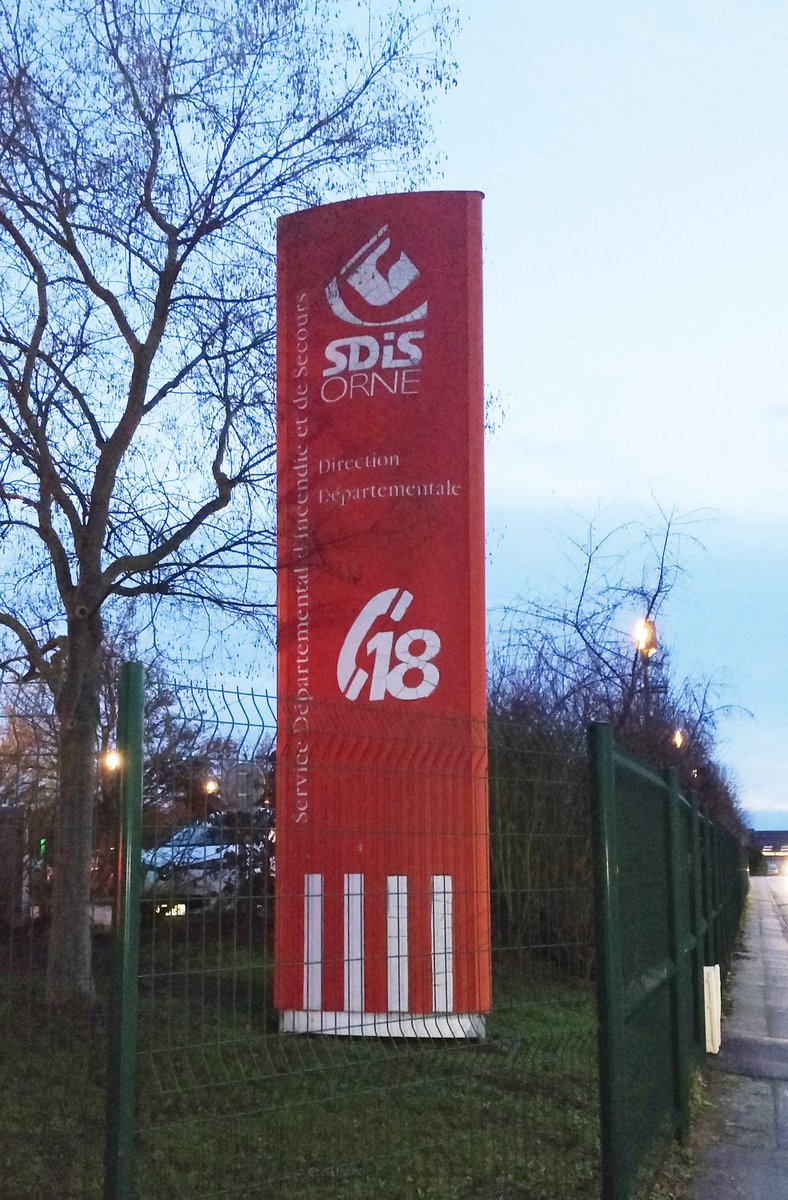 #ForCrise de <a href="/Ensosp/">Ensosp</a> poursuit ses formations délocalisées des #elus à la #GestionCrise. Aujourd'hui formation de formateurs de 9 officiers du <a href="/DDSIS61/">Dominique Portenard</a> et cadre COD de <a href="/Prefet61/">Préfet de l'Orne 🇫🇷</a> qui auront à opérer ces formations sur leur territoire départemental. Merci pour votre engagement !