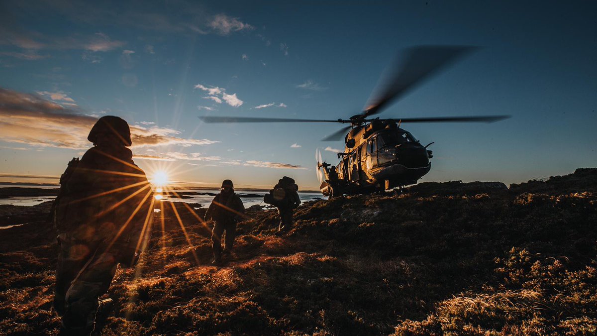 dhcluchtmacht's tweet image. Vanavond vliegen we met een #Cougar #helikopter lokaal op vliegbasis Gilze-Rijen. Tijdens deze vlucht gaan we vliegen met verschillende #underslung ladingen. Benieuwd hoe dat eruit ziet? bit.ly/2Gs6zdk