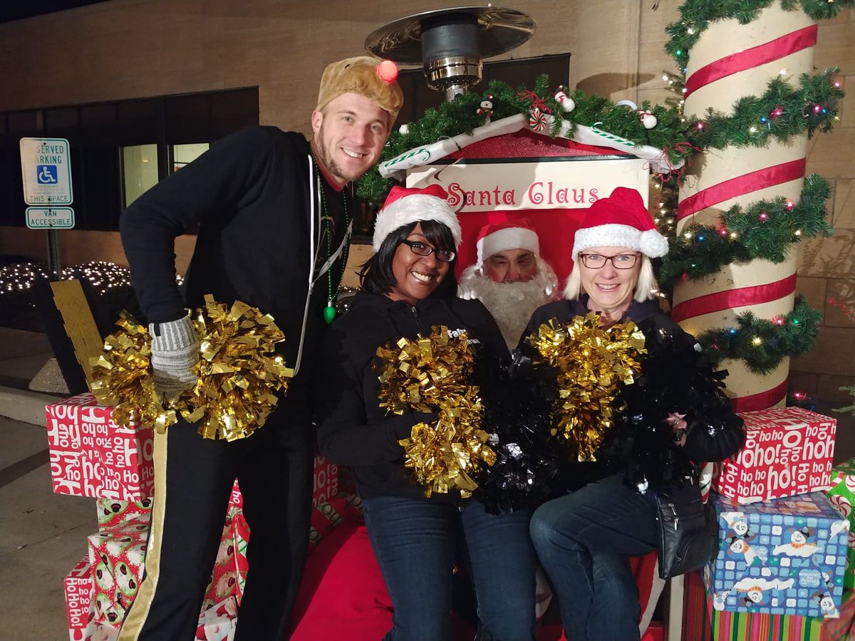 Beerleaders's tweet photo. The @Beerleaders  are volunteering with the Hunger Task Force this morning at TMJ4 Studios and are collecting donations to help with hunger! Please check us out and lend a  helping hand if possible! https://t.co/YtPeIJF77F