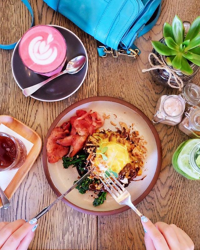 teafortammi's tweet photo. Meat for breakfast - yes or no? I’m all up for pulled beef, any time of the day!! Never understood people who go “oh but that’s too heavy this time in the morning”. I mean, it’s gotta be the afternoon somewhere, right? 😂 what’s your wildest breakfast pick? #brunch #breakfast… https://t.co/hkRhD3XEl4
