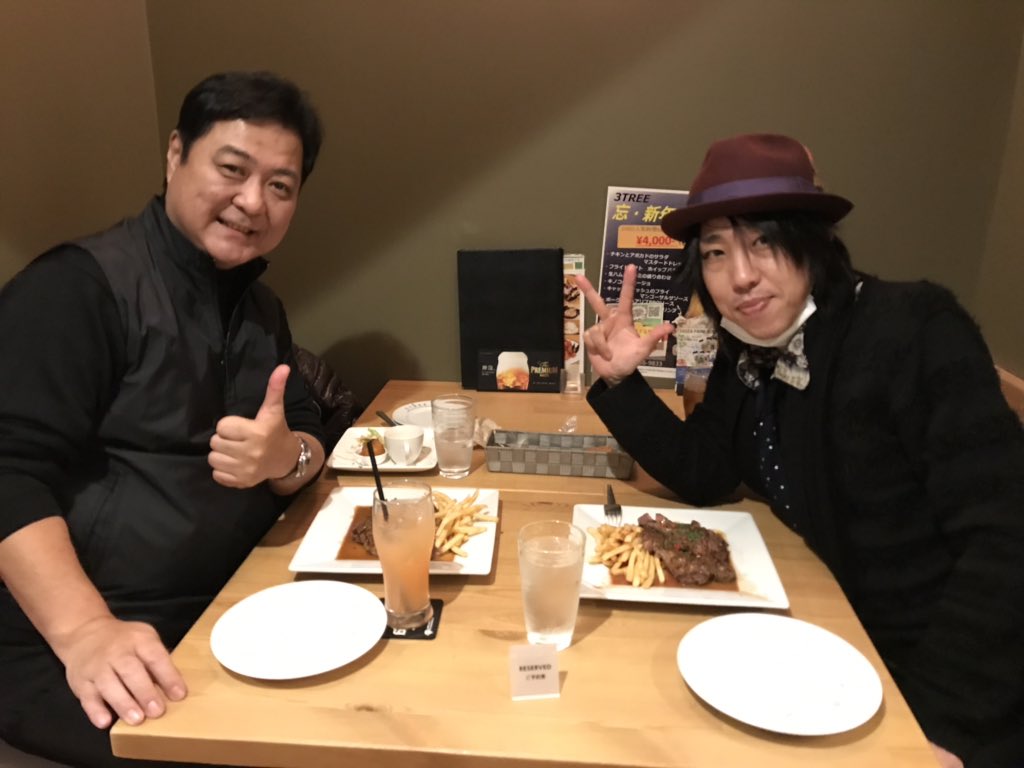 lamp_boss's tweet photo. LANA店長の柄松君と鷹野橋にある「3TREE」
アメリカンダイニングのお店です。ニューヨークのBUBBA GUMPで食べたリブロースステーキ、ハワイで食べたガーリックシュリンプそのままの味が楽しめました。オーナーさんがニュヨークとハワイに住んでおられたそうで小さなお店ですがサイコーの夜御飯でした！ https://t.co/9u1p0PWRRc