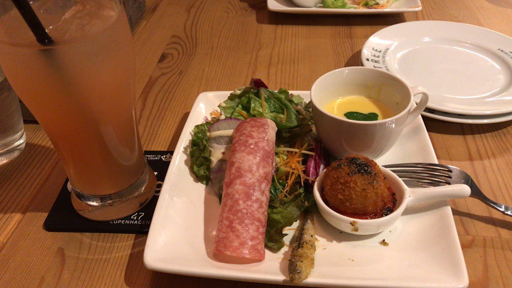 lamp_boss's tweet photo. LANA店長の柄松君と鷹野橋にある「3TREE」
アメリカンダイニングのお店です。ニューヨークのBUBBA GUMPで食べたリブロースステーキ、ハワイで食べたガーリックシュリンプそのままの味が楽しめました。オーナーさんがニュヨークとハワイに住んでおられたそうで小さなお店ですがサイコーの夜御飯でした！ https://t.co/9u1p0PWRRc