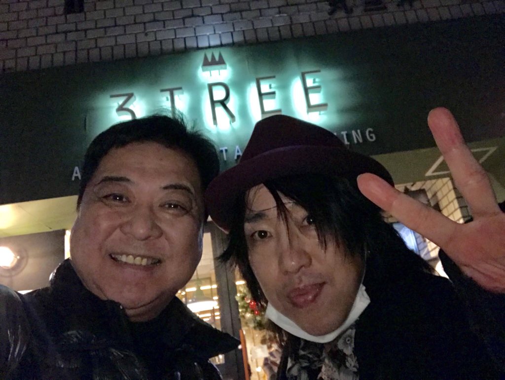 lamp_boss's tweet photo. LANA店長の柄松君と鷹野橋にある「3TREE」
アメリカンダイニングのお店です。ニューヨークのBUBBA GUMPで食べたリブロースステーキ、ハワイで食べたガーリックシュリンプそのままの味が楽しめました。オーナーさんがニュヨークとハワイに住んでおられたそうで小さなお店ですがサイコーの夜御飯でした！ https://t.co/9u1p0PWRRc