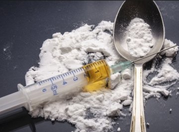 GoLocalWorc's tweet image. Two Arrested in Worcester for Possession of Heroin &amp;amp; a Stun Gun golocalworcester.com/news/two-arres…