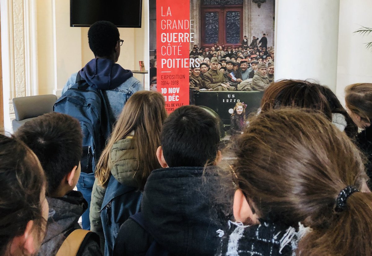 CDIRonsard's tweet photo. 🎙️ Gérard Simmat et Jean-Marie Augustin au micro de la #RWR du collège @Ronsard86 suite à la visite de l'exposition « La Grande Guerre côté #Poitiers »  à la Mairie @poitiersfr. 
#Centenaire1418 #webradio
➡️ https://t.co/dEyUDviZAz https://t.co/qcnaeHNuKD