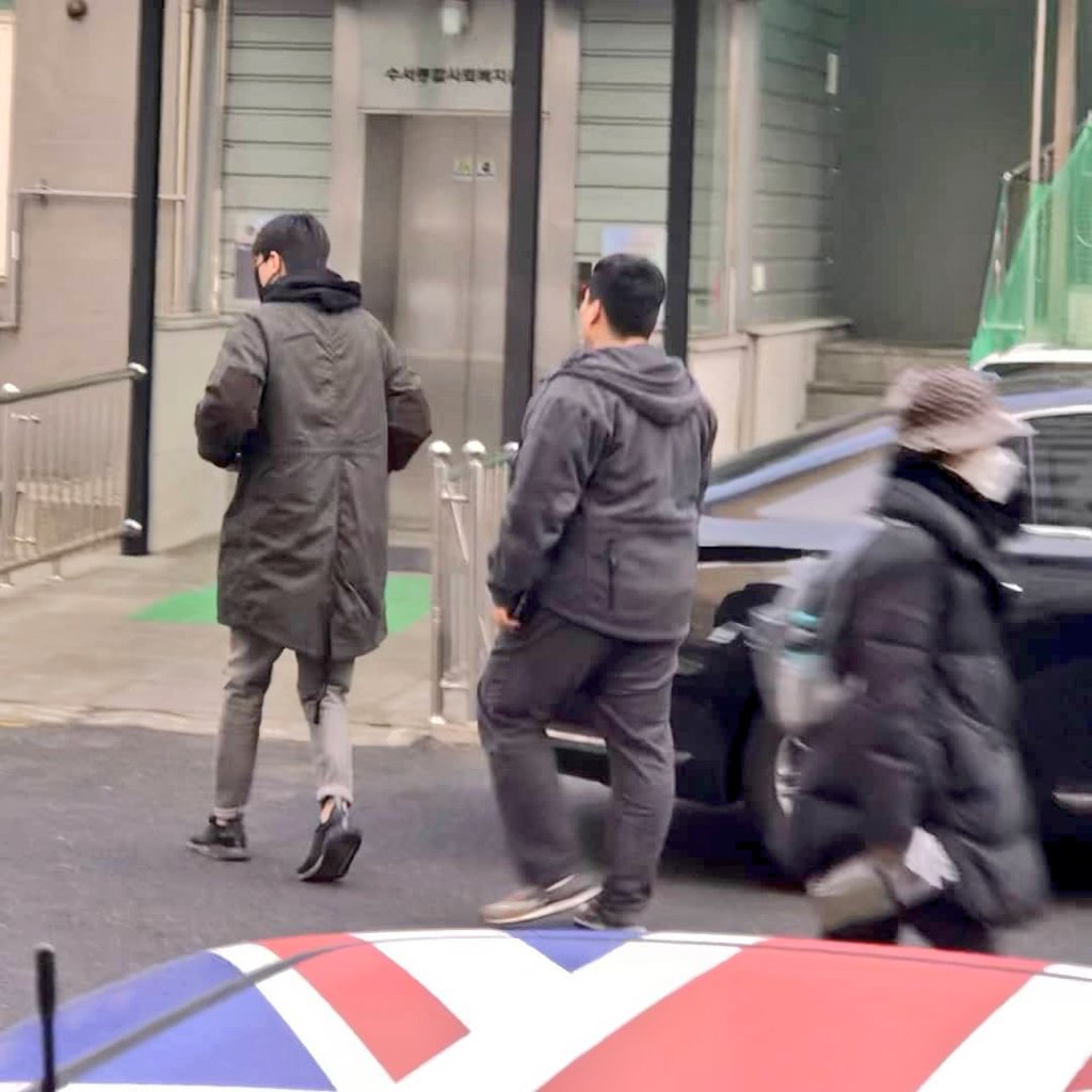 lmhislife's tweet photo. 19122018 #AlwaysWhitLeeMinHo you are the air I breath, you are the reason makes me smile laugh.. And brings the real to the realist… I love you ❤️ @ActorLeeMinHo i love your winter Style.. cool and stylist 😍😍 take care and rest well #LeeMinHo #127daystogo https://t.co/C8sdtUq728