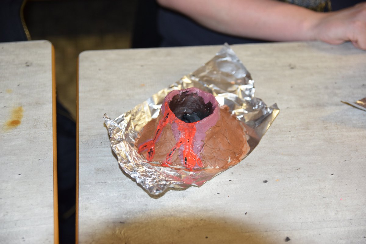 LyceeVDS's tweet photo. Voici quelques photos du club sciences. L'atelier du jour était : création et personnalisation de volcan en pâte à sel 😊 

Prochaine étape ➡️ éruption volcanique 😁 https://t.co/cSsg2hZhX9