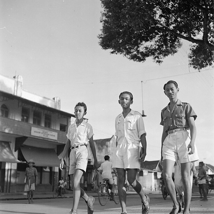 Mahasiswa² Balai Perguruan Tinggi Gadjah Mada di Yogyakarta, 1948.

Balai inilah yang setahun kemudian dilebur bersama beberapa sekolah tinggi dan perguruan tinggi, melahirkan Universiteit Negeri Gadjah Mada.

Potret Charles Breijer/Ned. Fotomuseum