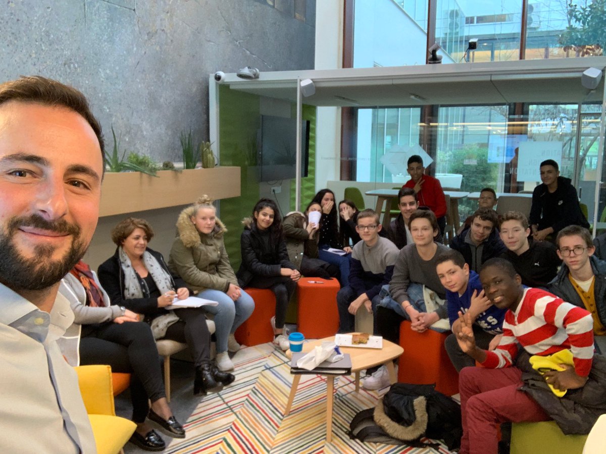 Pagarcias's tweet photo. Échanges sympas en atelier Community Management avec nos stagiaires de 3ème autour du dispositif @BP_RivesParis sur les médias sociaux 😉👌🏻 #socialmedia (entre 2 alertes Incendie... 😝🔥🚨) https://t.co/pVV7C5vvDl