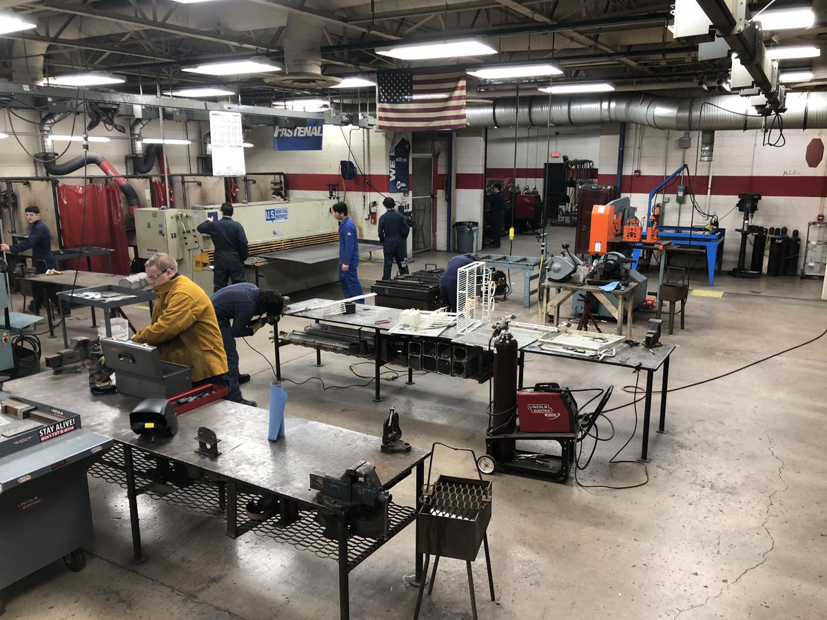 tolleswelding's tweet photo. WFT1 hard at it on last day before break. Welders rock!! Merry Christmas to all🎅🏻 https://t.co/d6aK6yZj5L