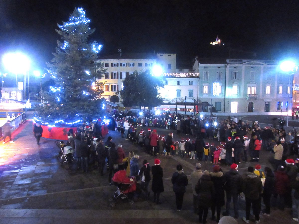 pivettiladige's tweet photo. #Trentino, si rinnova la #tradizione delle #beganate, i canti #natalizi interpretati dai bambini delle scuole #materne con le loro l#anterne in giro per i paesi della #Vallagarina. Ieri protagonisti i piccoli della scuola materna "#Peratoner" di #Mori. #cantidellastella #natale https://t.co/PW53fD3b91