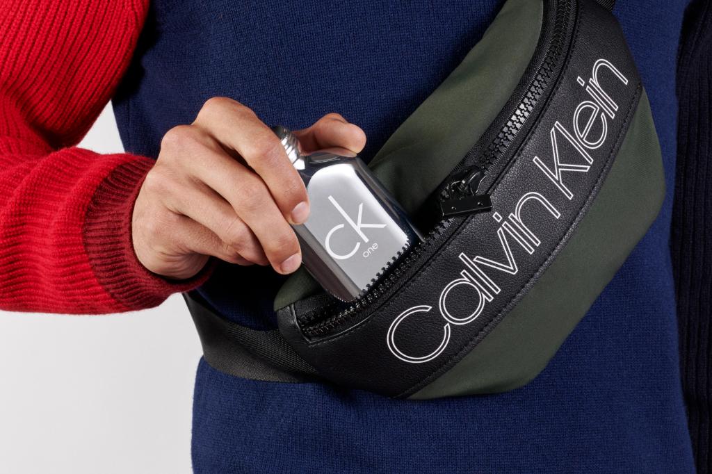 Perfect pair: from iconic #CALVINKLEIN fragrances, to statement-making accessories, thereâs no time like the present to get in your holiday shopping đ Shop now: http://ckle.in/mA5tXDÂ